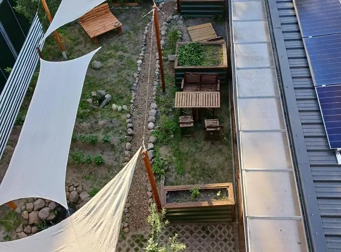 Squat Deluxe Berlin, The Hostel